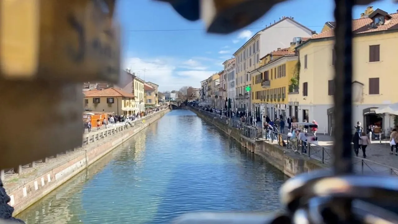 Canal View Historical Apartment Milan