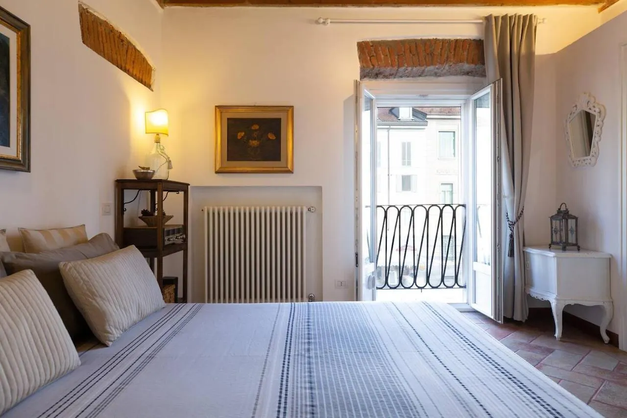 Canal View Historical Apartment Milan